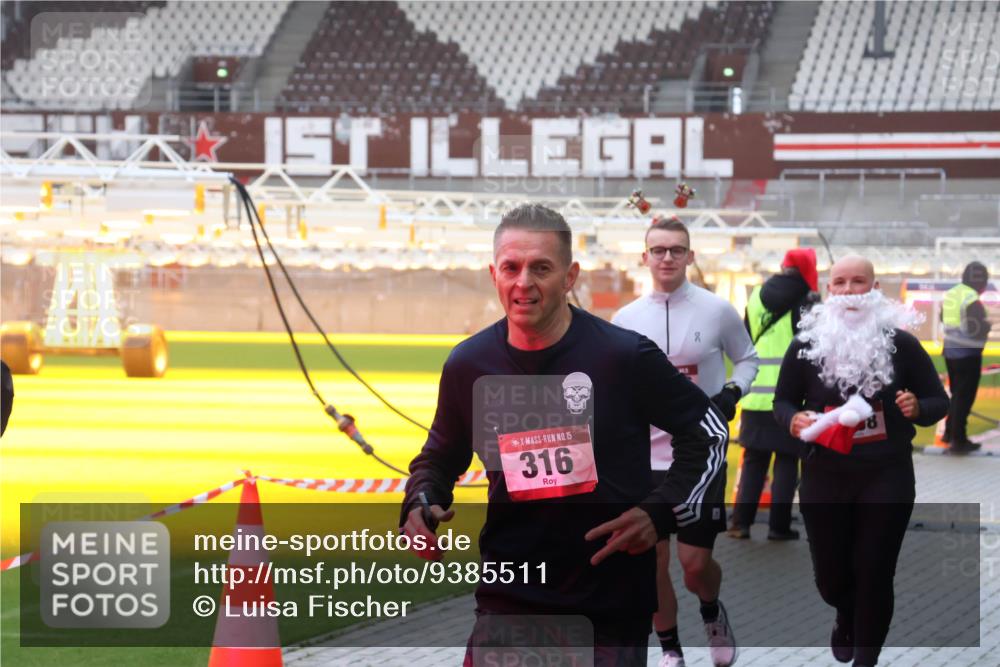 07.12.2025 - St. Pauli X-Mass-Run No. 15 Luisa Fischer http://msf.ph/oto/9385511 07.12.2025 11:35:15 Ziel 15, 316, 8, 316, 704, 782, 2413, 2456, 2458, 2481, 2704, 2706, 2809, 3005, 3387 meine-sportfotos.de
