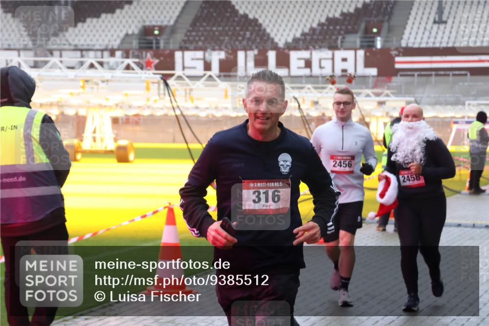 07.12.2025 - St. Pauli X-Mass-Run No. 15 Luisa Fischer http://msf.ph/oto/9385512 07.12.2025 11:35:16 Ziel 15, 316, 2456, 2458, 316, 704, 782, 2413, 2456, 2458, 2481, 2704, 2706, 2809, 3005, 3387 meine-sportfotos.de
