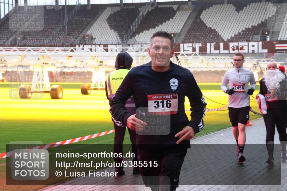 07.12.2025 - St. Pauli X-Mass-Run No. 15 Luisa Fischer http://msf.ph/oto/9385515 07.12.2025 11:35:16 Ziel 15, 316, 2456, 2458, 316, 704, 782, 2413, 2456, 2458, 2481, 2704, 2706, 2809, 3005, 3387 meine-sportfotos.de