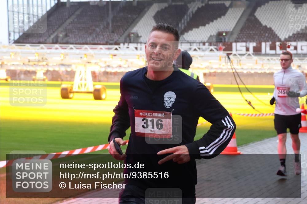 07.12.2025 - St. Pauli X-Mass-Run No. 15 Luisa Fischer http://msf.ph/oto/9385516 07.12.2025 11:35:17 Ziel 15, 316, 2456, 316, 704, 782, 2413, 2456, 2458, 2481, 2704, 2706, 2809, 3005, 3387 meine-sportfotos.de