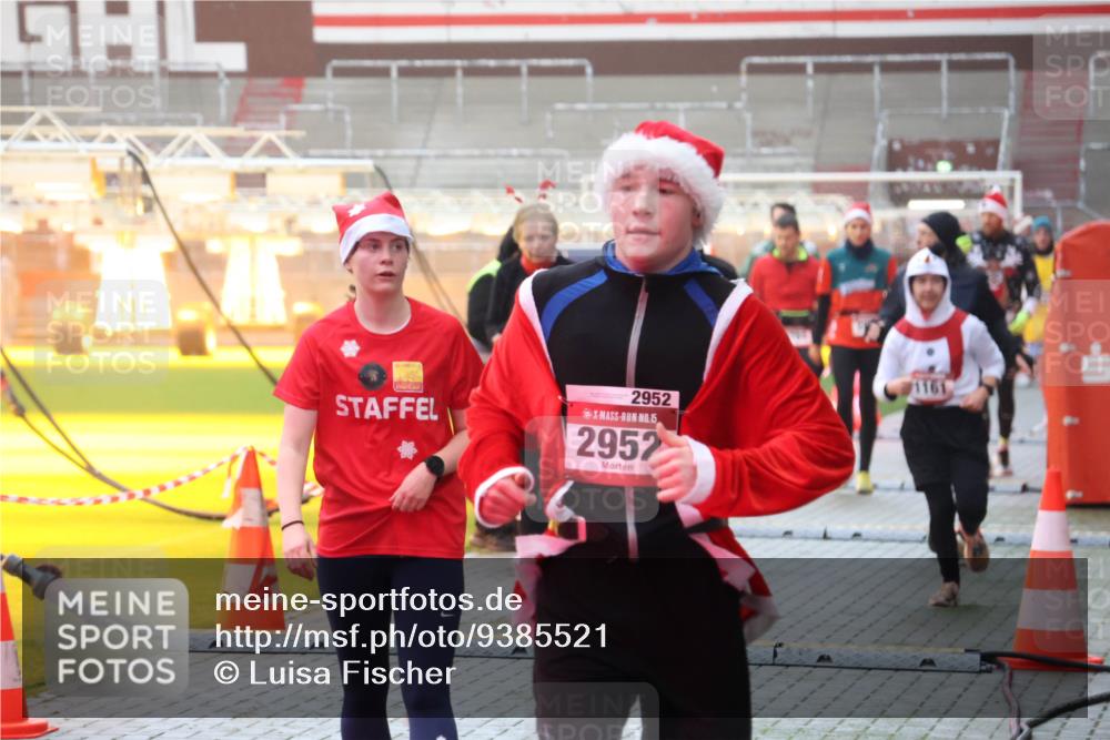 07.12.2025 - St. Pauli X-Mass-Run No. 15 Luisa Fischer http://msf.ph/oto/9385521 07.12.2025 10:17:53 Ziel 2952, 15, 2952, 257, 268, 1161, 1162, 1762, 1963, 2663, 2688, 2694, 2725, 2952, 3229, 3522, 3804, 3874, 3987, 4114, 4127, 4339, 4764 meine-sportfotos.de