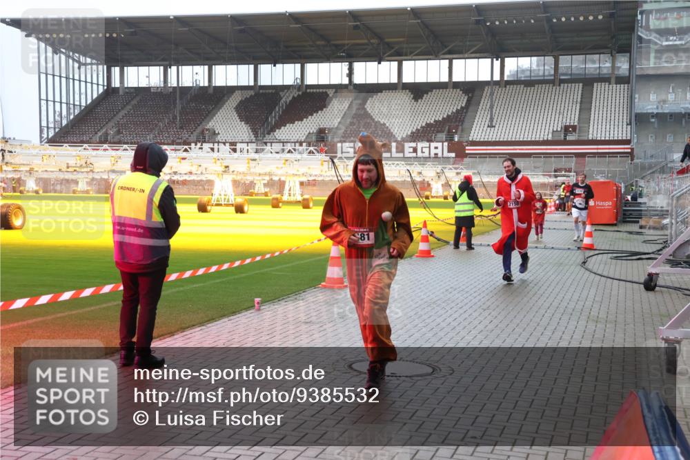 07.12.2025 - St. Pauli X-Mass-Run No. 15 Luisa Fischer http://msf.ph/oto/9385532 07.12.2025 11:35:30 Ziel 81, 2150, 3149, 240, 316, 2150, 2413, 2456, 2458, 2481, 2704, 2706, 3005, 3148, 3149 meine-sportfotos.de