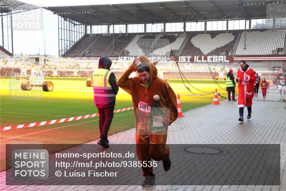 07.12.2025 - St. Pauli X-Mass-Run No. 15 Luisa Fischer http://msf.ph/oto/9385535 07.12.2025 11:35:30 Ziel 2481, 2150, 240, 316, 2150, 2413, 2456, 2458, 2481, 2704, 2706, 3005, 3148, 3149 meine-sportfotos.de