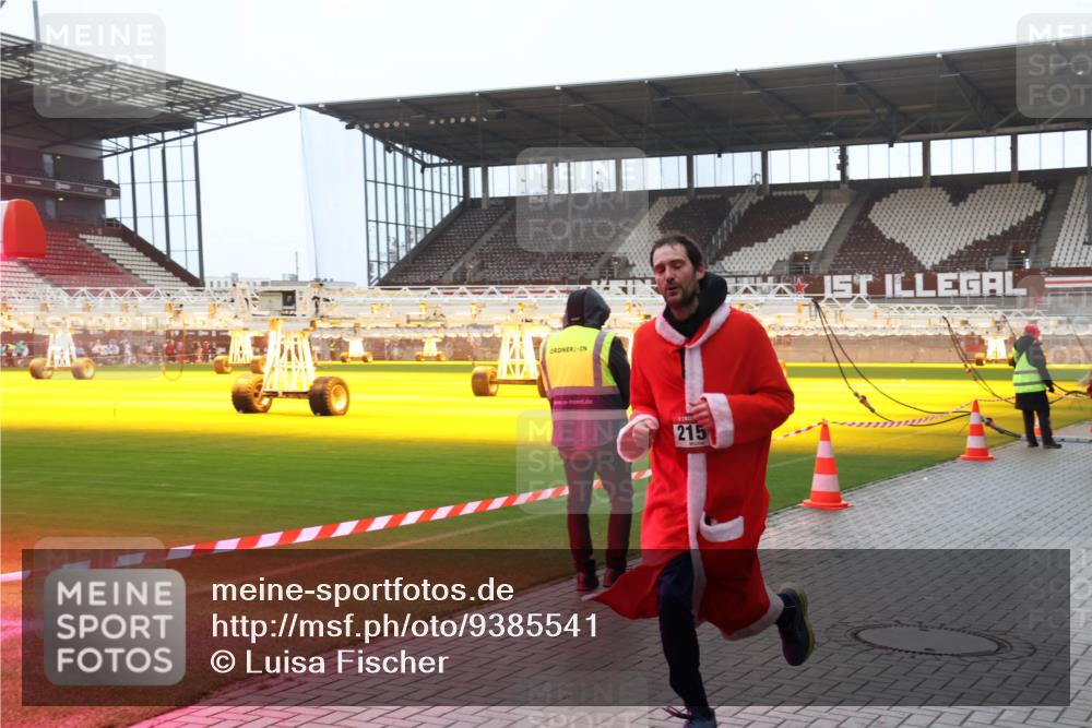 07.12.2025 - St. Pauli X-Mass-Run No. 15 Luisa Fischer http://msf.ph/oto/9385541 07.12.2025 11:35:33 Ziel 215, 240, 316, 2150, 2413, 2456, 2458, 2481, 2704, 2706, 3005, 3148, 3149, 4408 meine-sportfotos.de