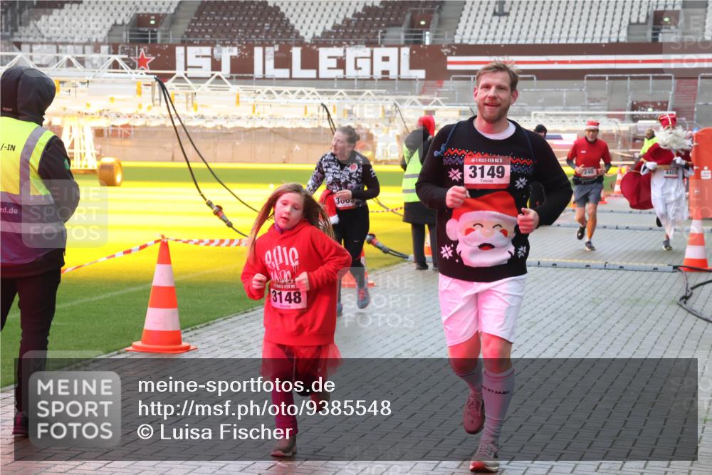 07.12.2025 - St. Pauli X-Mass-Run No. 15 Luisa Fischer http://msf.ph/oto/9385548 07.12.2025 11:35:37 Ziel 3148, 300, 15, 3149, 240, 440, 240, 316, 527, 535, 2150, 2413, 2456, 2458, 2481, 2660, 2704, 2706, 3005, 3148, 3149, 4408 meine-sportfotos.de