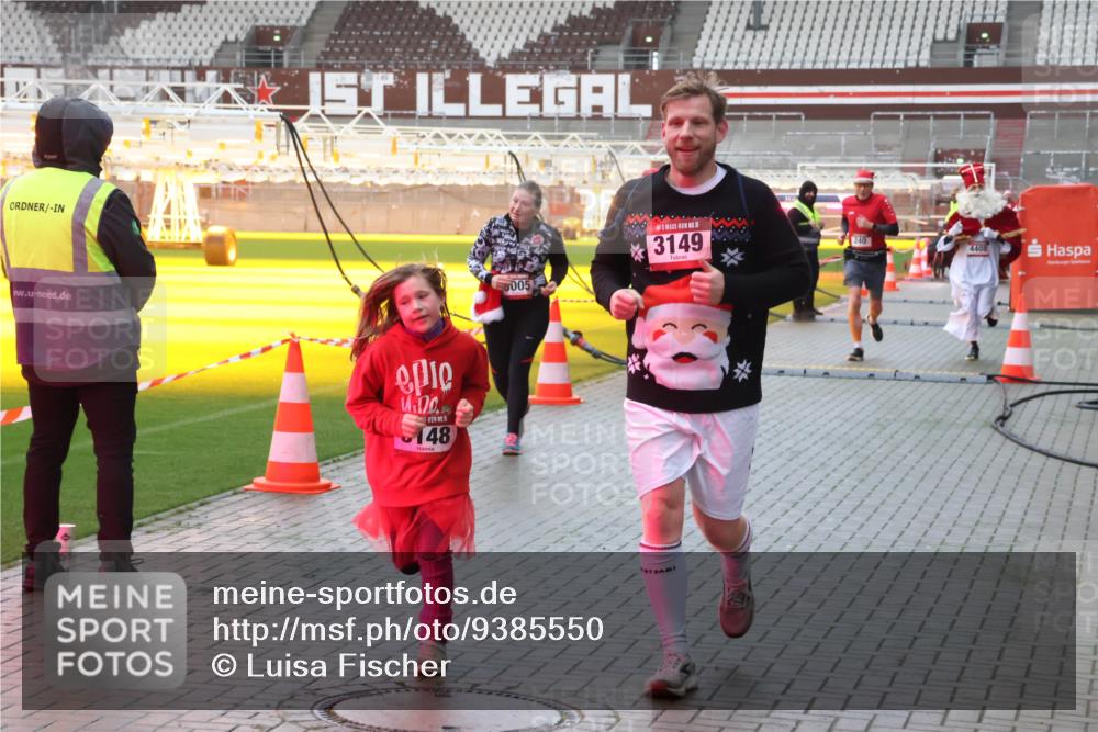 07.12.2025 - St. Pauli X-Mass-Run No. 15 Luisa Fischer http://msf.ph/oto/9385550 07.12.2025 11:35:37 Ziel 4, 00, 148, 005, 5, 3149, 240, 4408, 240, 316, 527, 535, 2150, 2413, 2456, 2458, 2481, 2660, 2704, 2706, 3005, 3148, 3149, 4408 meine-sportfotos.de