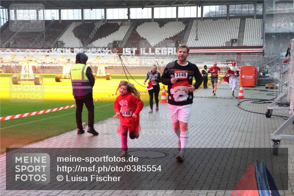 07.12.2025 - St. Pauli X-Mass-Run No. 15 Luisa Fischer http://msf.ph/oto/9385554 07.12.2025 11:35:37 Ziel 3148, 3005, 3149, 240, 240, 316, 527, 535, 2150, 2413, 2456, 2458, 2481, 2660, 2704, 2706, 3005, 3148, 3149, 4408 meine-sportfotos.de