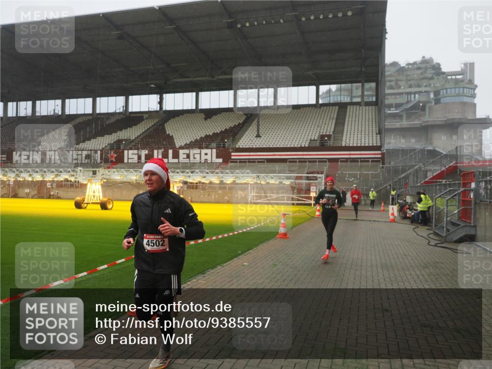 07.12.2025 - St. Pauli X-Mass-Run No. 15 Fabian Wolf http://msf.ph/oto/9385557 07.12.2025 10:14:07 Ziel 3243, 4371, 4502, 4526 meine-sportfotos.de