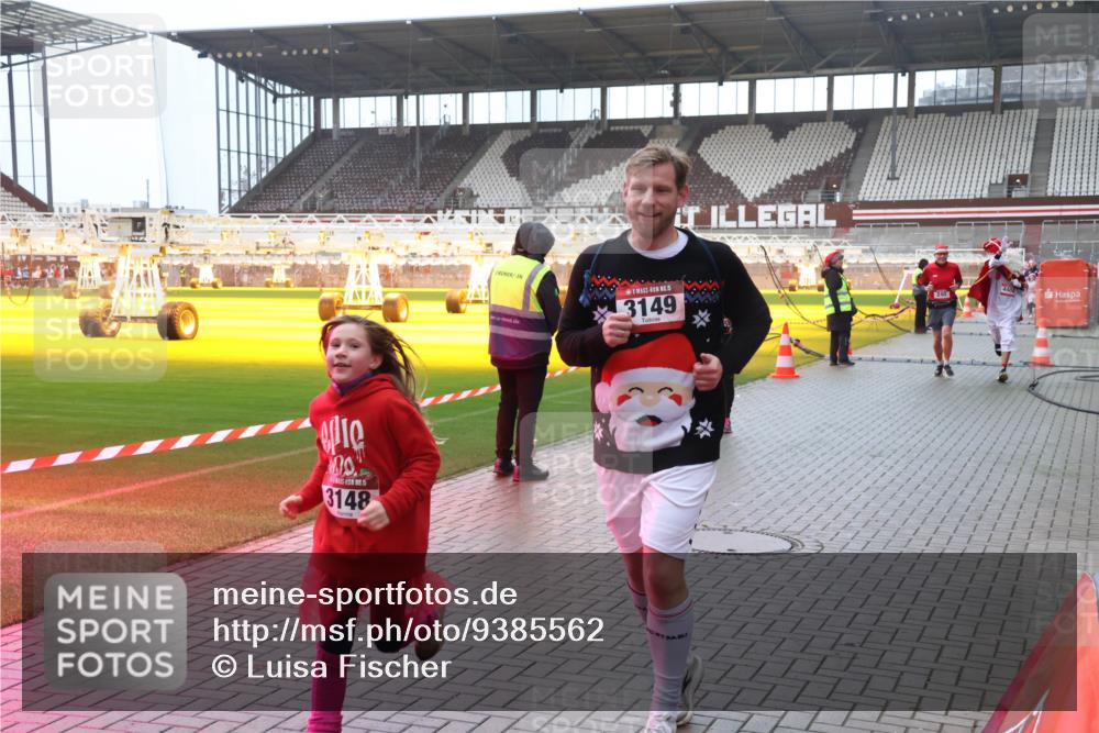 07.12.2025 - St. Pauli X-Mass-Run No. 15 Luisa Fischer http://msf.ph/oto/9385562 07.12.2025 11:35:39 Ziel 3148, 15, 3149, 240, 240, 316, 527, 535, 2150, 2413, 2481, 2660, 2704, 2706, 3005, 3148, 3149, 4408 meine-sportfotos.de