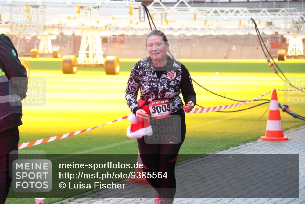 07.12.2025 - St. Pauli X-Mass-Run No. 15 Luisa Fischer http://msf.ph/oto/9385564 07.12.2025 11:35:40 Ziel 15, 3005, 240, 316, 527, 535, 2150, 2413, 2481, 2660, 3005, 3148, 3149, 4408 meine-sportfotos.de