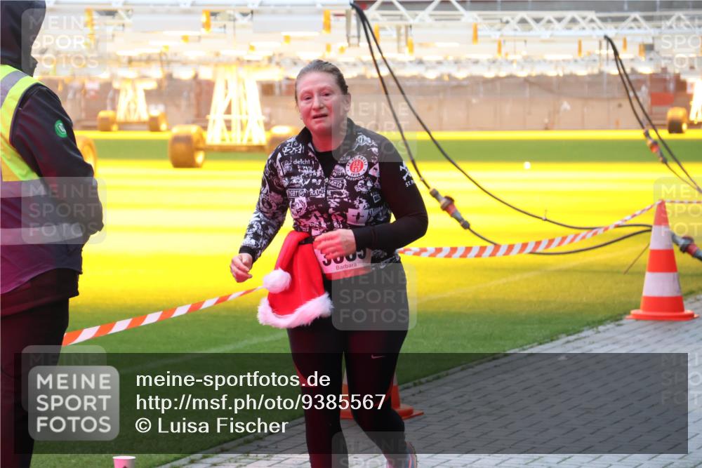 07.12.2025 - St. Pauli X-Mass-Run No. 15 Luisa Fischer http://msf.ph/oto/9385567 07.12.2025 11:35:40 Ziel 1910, 240, 316, 527, 535, 2150, 2413, 2481, 2660, 3005, 3148, 3149, 4408 meine-sportfotos.de