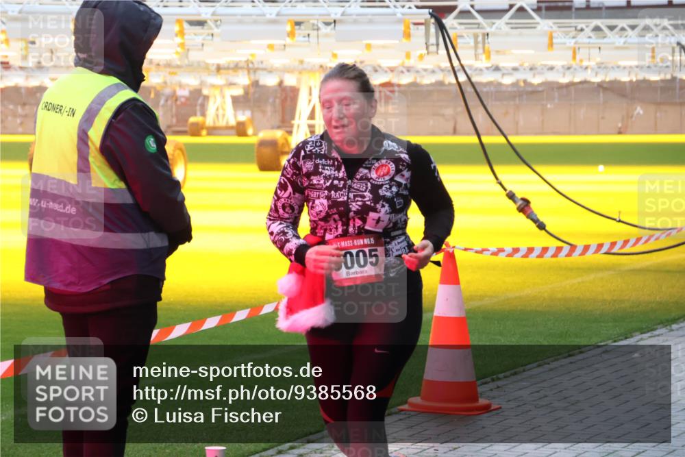 07.12.2025 - St. Pauli X-Mass-Run No. 15 Luisa Fischer http://msf.ph/oto/9385568 07.12.2025 11:35:41 Ziel 15, 005, 240, 316, 527, 535, 2150, 2413, 2481, 2660, 3005, 3148, 3149, 4408 meine-sportfotos.de