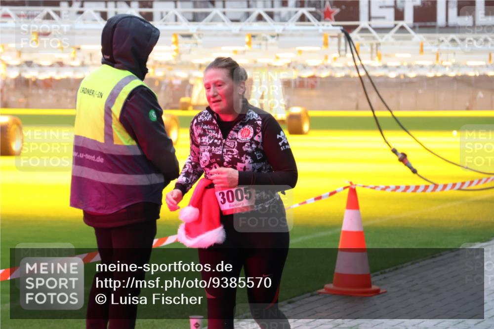 07.12.2025 - St. Pauli X-Mass-Run No. 15 Luisa Fischer http://msf.ph/oto/9385570 07.12.2025 11:35:41 Ziel 3005, 240, 316, 527, 535, 2150, 2413, 2481, 2660, 3005, 3148, 3149, 4408 meine-sportfotos.de