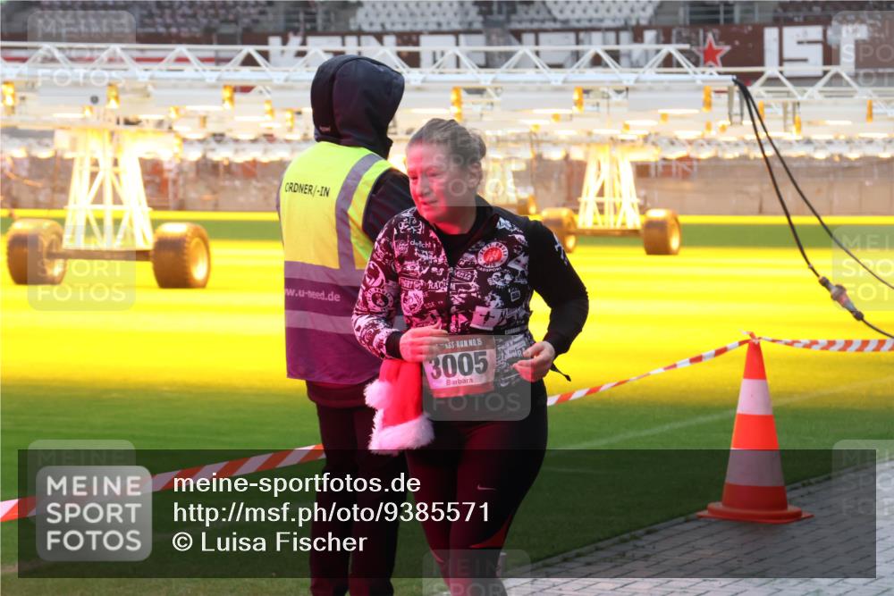 07.12.2025 - St. Pauli X-Mass-Run No. 15 Luisa Fischer http://msf.ph/oto/9385571 07.12.2025 11:35:41 Ziel 15, 3005, 240, 316, 527, 535, 2150, 2413, 2481, 2660, 3005, 3148, 3149, 4408 meine-sportfotos.de