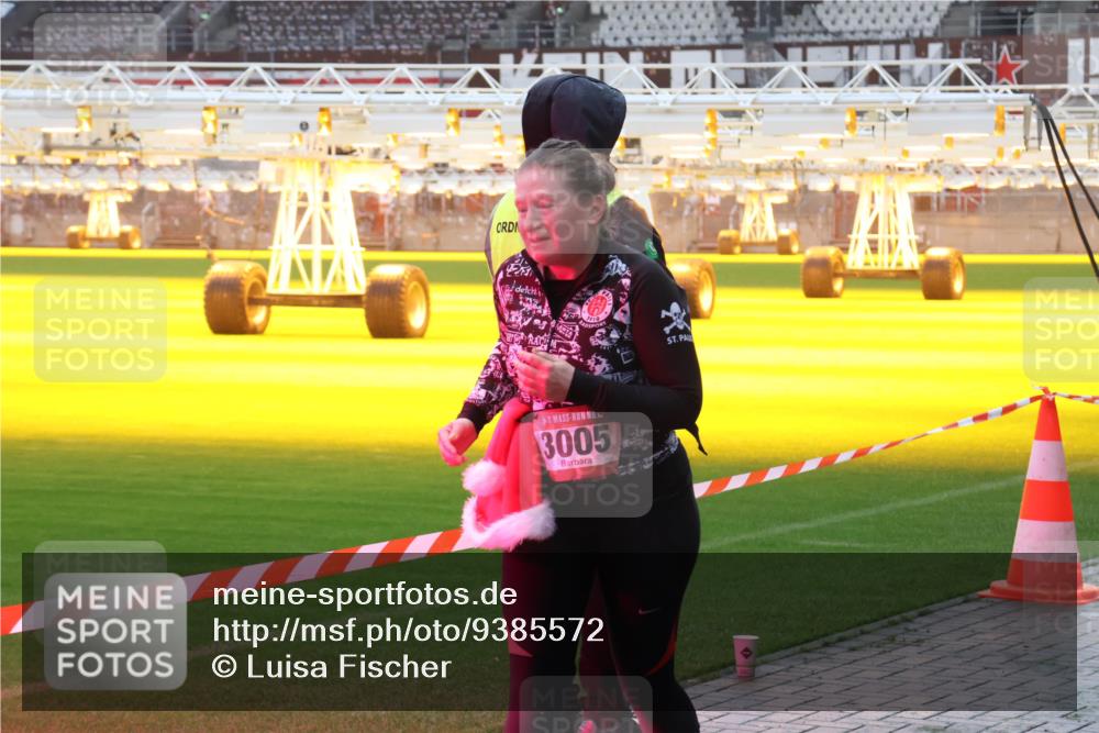 07.12.2025 - St. Pauli X-Mass-Run No. 15 Luisa Fischer http://msf.ph/oto/9385572 07.12.2025 11:35:42 Ziel 3005, 240, 316, 527, 535, 2150, 2413, 2481, 2660, 3005, 3148, 3149, 3967, 4408 meine-sportfotos.de