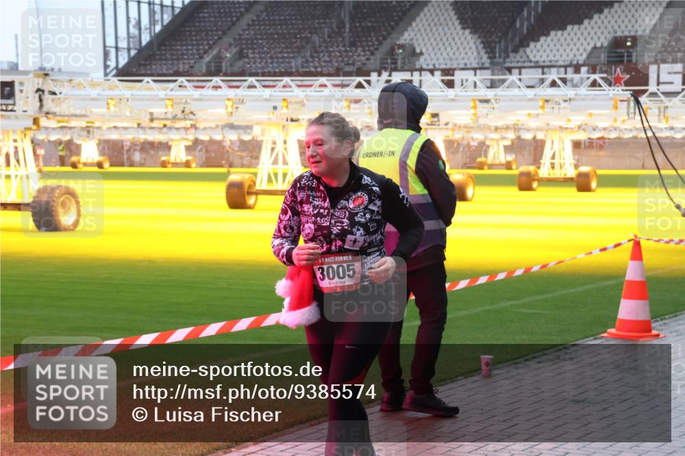 07.12.2025 - St. Pauli X-Mass-Run No. 15 Luisa Fischer http://msf.ph/oto/9385574 07.12.2025 11:35:42 Ziel 15, 3005, 15, 240, 316, 527, 535, 2150, 2413, 2481, 2660, 3005, 3148, 3149, 3967, 4408 meine-sportfotos.de