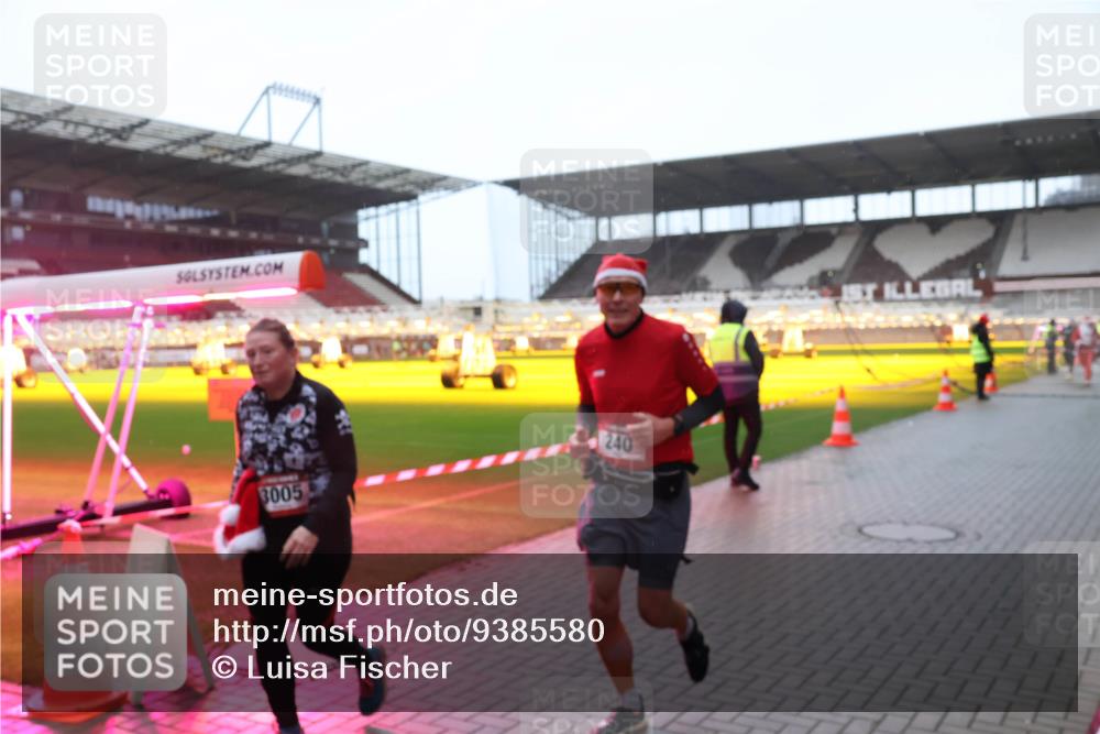07.12.2025 - St. Pauli X-Mass-Run No. 15 Luisa Fischer http://msf.ph/oto/9385580 07.12.2025 11:35:44 Ziel 3005, 240, 240, 316, 527, 535, 2150, 2413, 2481, 2660, 3005, 3148, 3149, 3967, 4408 meine-sportfotos.de