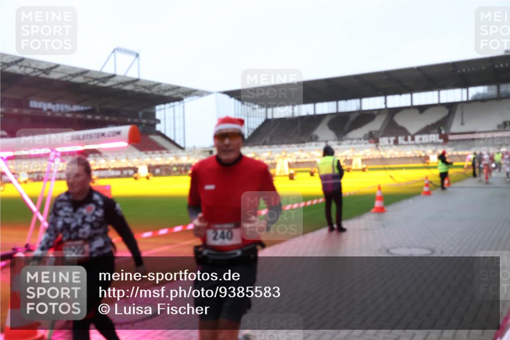 07.12.2025 - St. Pauli X-Mass-Run No. 15 Luisa Fischer http://msf.ph/oto/9385583 07.12.2025 11:35:44 Ziel 240, 240, 316, 527, 535, 2150, 2413, 2481, 2660, 3005, 3148, 3149, 3967, 4408 meine-sportfotos.de