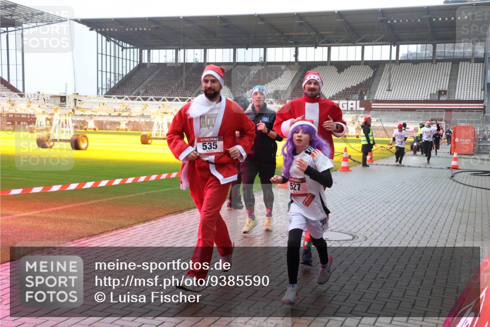 07.12.2025 - St. Pauli X-Mass-Run No. 15 Luisa Fischer http://msf.ph/oto/9385590 07.12.2025 11:35:51 Ziel 535, 527, 240, 527, 535, 2150, 2481, 2660, 2902, 2962, 3005, 3148, 3149, 3967, 4408, 4843 meine-sportfotos.de
