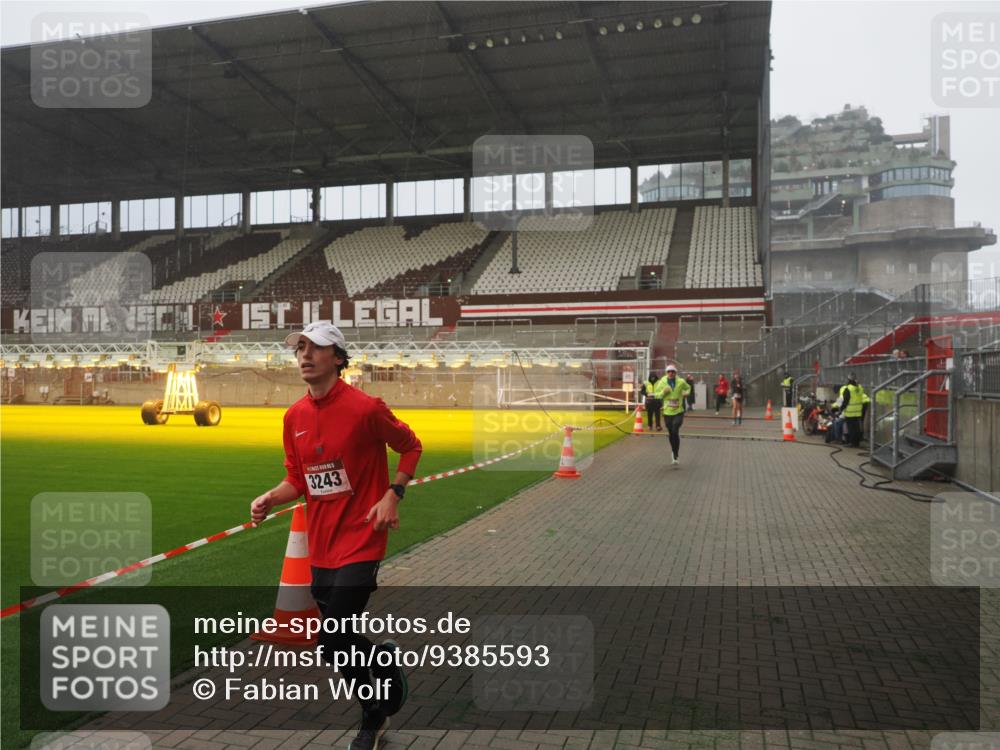 07.12.2025 - St. Pauli X-Mass-Run No. 15 Fabian Wolf http://msf.ph/oto/9385593 07.12.2025 10:14:11 Ziel 174, 3243, 4502, 4526 meine-sportfotos.de