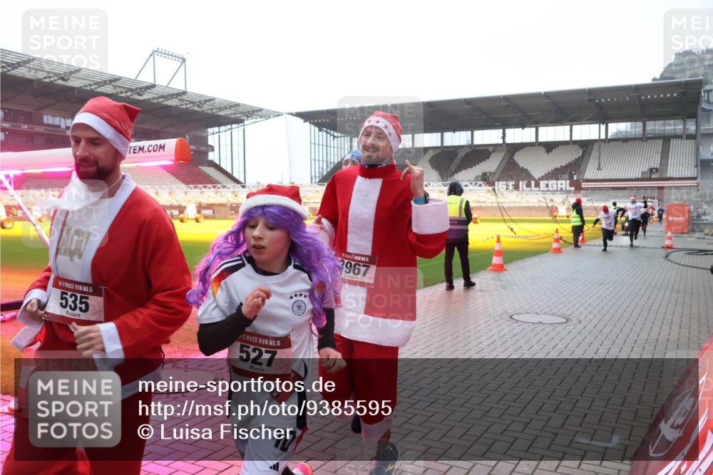 07.12.2025 - St. Pauli X-Mass-Run No. 15 Luisa Fischer http://msf.ph/oto/9385595 07.12.2025 11:35:52 Ziel 5, 535, 15, 527, 77, 3967, 1, 240, 527, 535, 2150, 2481, 2660, 2902, 2962, 3005, 3148, 3149, 3967, 4408, 4843 meine-sportfotos.de