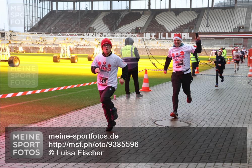 07.12.2025 - St. Pauli X-Mass-Run No. 15 Luisa Fischer http://msf.ph/oto/9385596 07.12.2025 11:35:57 Ziel 843, 240, 527, 535, 1960, 1962, 2150, 2481, 2660, 2902, 2962, 3148, 3149, 3967, 4408, 4816, 4823, 4843 meine-sportfotos.de