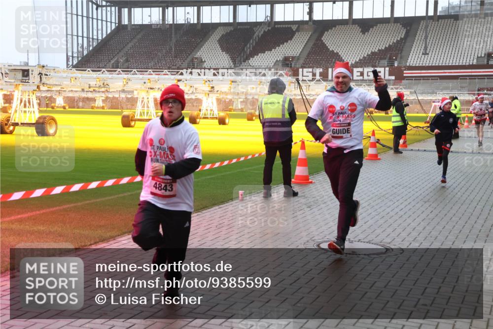 07.12.2025 - St. Pauli X-Mass-Run No. 15 Luisa Fischer http://msf.ph/oto/9385599 07.12.2025 11:35:57 Ziel 4843, 240, 527, 535, 1960, 1962, 2150, 2481, 2660, 2902, 2962, 3148, 3149, 3967, 4408, 4816, 4823, 4843 meine-sportfotos.de