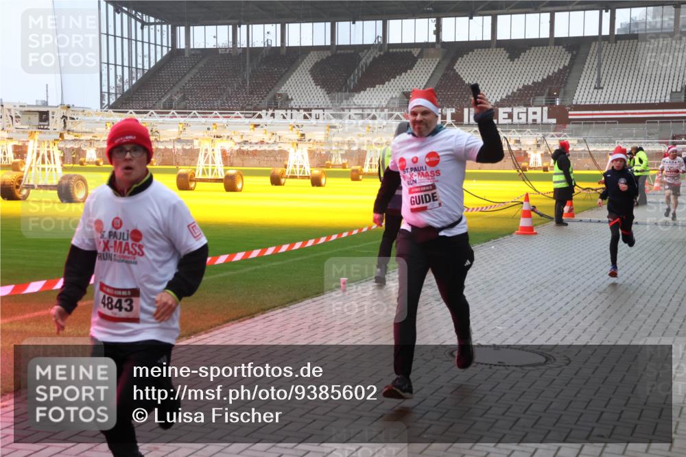 07.12.2025 - St. Pauli X-Mass-Run No. 15 Luisa Fischer http://msf.ph/oto/9385602 07.12.2025 11:35:57 Ziel 4843, 240, 527, 535, 1960, 1962, 2150, 2481, 2660, 2902, 2962, 3148, 3149, 3967, 4408, 4816, 4823, 4843 meine-sportfotos.de