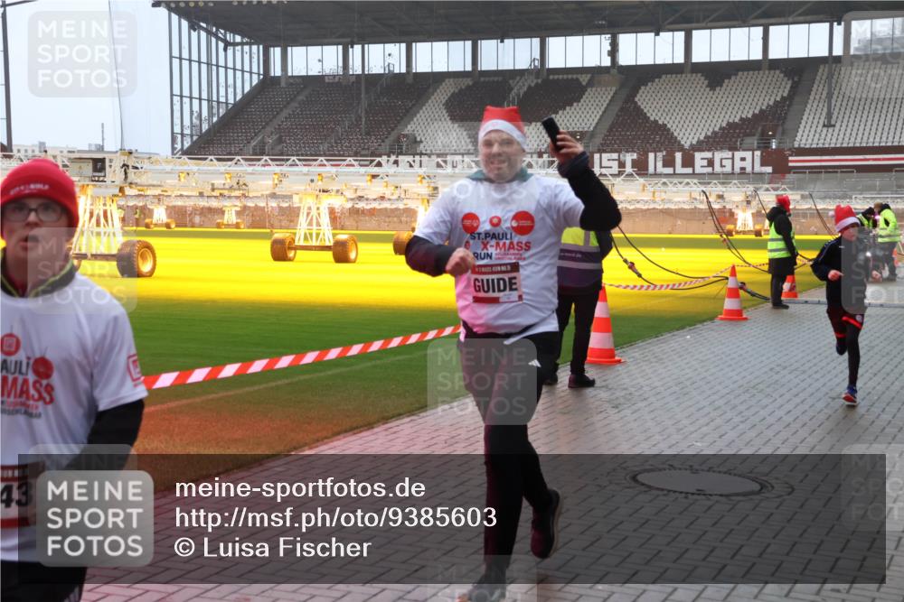 07.12.2025 - St. Pauli X-Mass-Run No. 15 Luisa Fischer http://msf.ph/oto/9385603 07.12.2025 11:35:58 Ziel 43, 240, 527, 535, 1960, 1962, 2150, 2481, 2660, 2902, 2962, 3148, 3149, 3967, 4408, 4816, 4823, 4843 meine-sportfotos.de