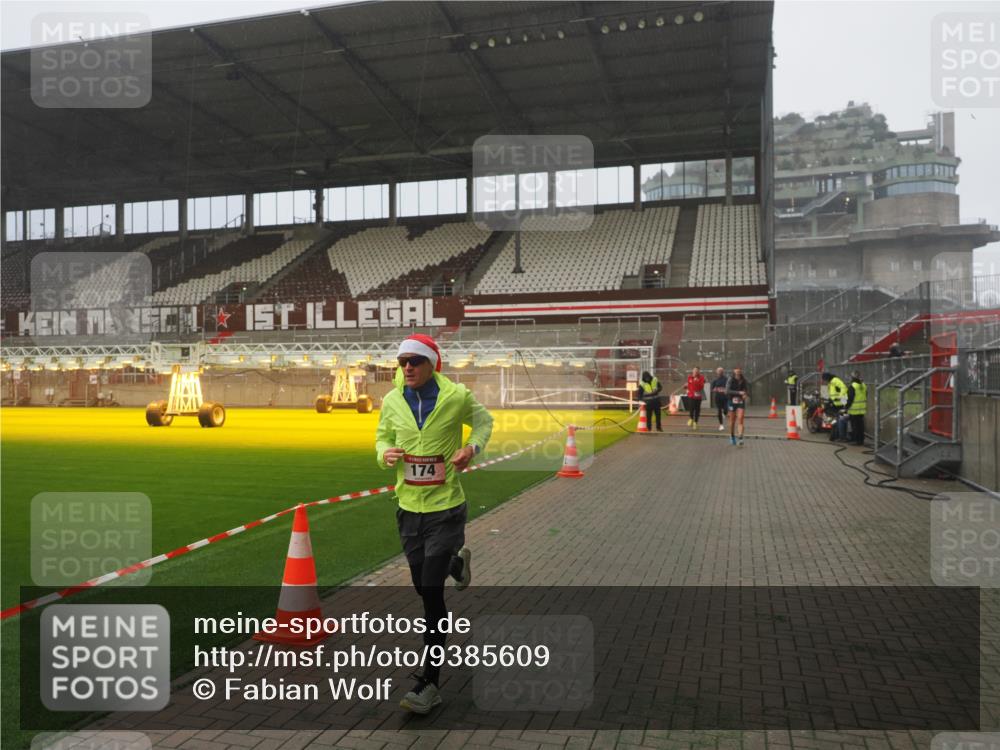 07.12.2025 - St. Pauli X-Mass-Run No. 15 Fabian Wolf http://msf.ph/oto/9385609 07.12.2025 10:14:14 Ziel 174, 352, 3243, 4489, 4502, 4526, 4545 meine-sportfotos.de