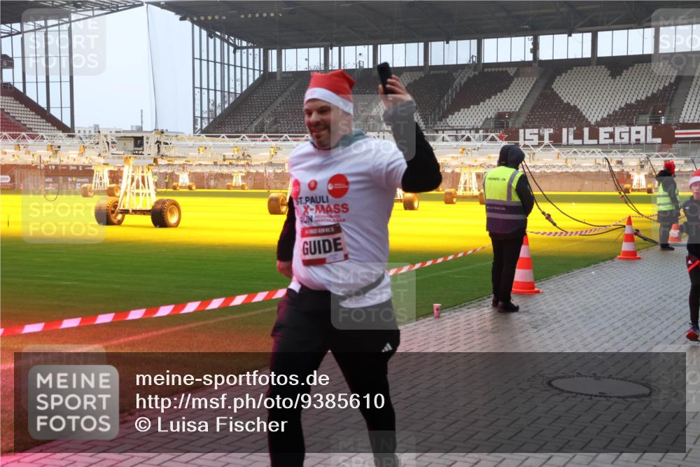 07.12.2025 - St. Pauli X-Mass-Run No. 15 Luisa Fischer http://msf.ph/oto/9385610 07.12.2025 11:35:58 Ziel 240, 527, 535, 1960, 1962, 2150, 2481, 2660, 2902, 2962, 3148, 3149, 3967, 4408, 4816, 4823, 4843 meine-sportfotos.de