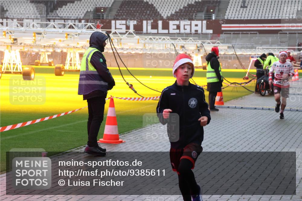 07.12.2025 - St. Pauli X-Mass-Run No. 15 Luisa Fischer http://msf.ph/oto/9385611 07.12.2025 11:35:59 Ziel 2962, 240, 527, 535, 1960, 1962, 2150, 2481, 2660, 2902, 2962, 3148, 3149, 3967, 4408, 4816, 4823, 4843 meine-sportfotos.de