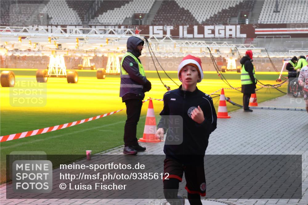 07.12.2025 - St. Pauli X-Mass-Run No. 15 Luisa Fischer http://msf.ph/oto/9385612 07.12.2025 11:35:59 Ziel 240, 527, 535, 1960, 1962, 2150, 2481, 2660, 2902, 2962, 3148, 3149, 3967, 4408, 4816, 4823, 4843 meine-sportfotos.de