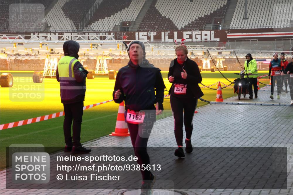07.12.2025 - St. Pauli X-Mass-Run No. 15 Luisa Fischer http://msf.ph/oto/9385613 07.12.2025 10:18:02 Ziel 1162, 257, 2688, 19, 257, 268, 1161, 1162, 1963, 2663, 2688, 2725, 2952, 3522, 3804, 3874, 4114, 4127, 4227, 4339, 4764 meine-sportfotos.de