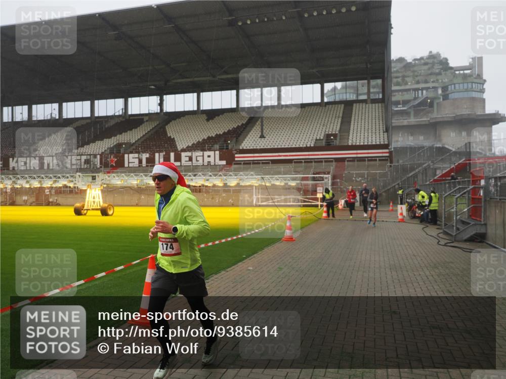 07.12.2025 - St. Pauli X-Mass-Run No. 15 Fabian Wolf http://msf.ph/oto/9385614 07.12.2025 10:14:14 Ziel 174, 352, 3243, 4489, 4502, 4526, 4545 meine-sportfotos.de