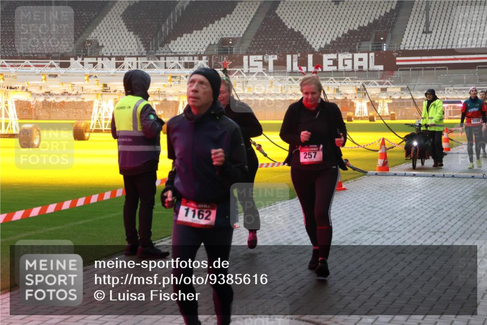 07.12.2025 - St. Pauli X-Mass-Run No. 15 Luisa Fischer http://msf.ph/oto/9385616 07.12.2025 10:18:02 Ziel 1162, 257, 2688, 257, 268, 1161, 1162, 1963, 2663, 2688, 2725, 2952, 3522, 3804, 3874, 4114, 4127, 4227, 4339, 4764 meine-sportfotos.de