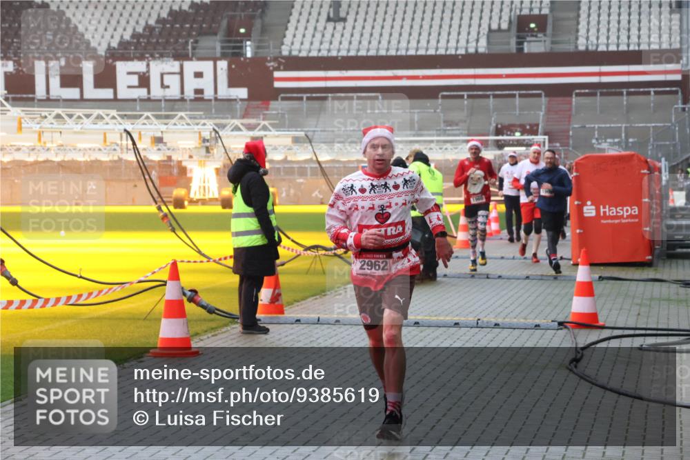 07.12.2025 - St. Pauli X-Mass-Run No. 15 Luisa Fischer http://msf.ph/oto/9385619 07.12.2025 11:36:01 Ziel 2962, 1960, 240, 527, 535, 1960, 1962, 2150, 2660, 2902, 2962, 3148, 3149, 3967, 4408, 4816, 4823, 4843 meine-sportfotos.de