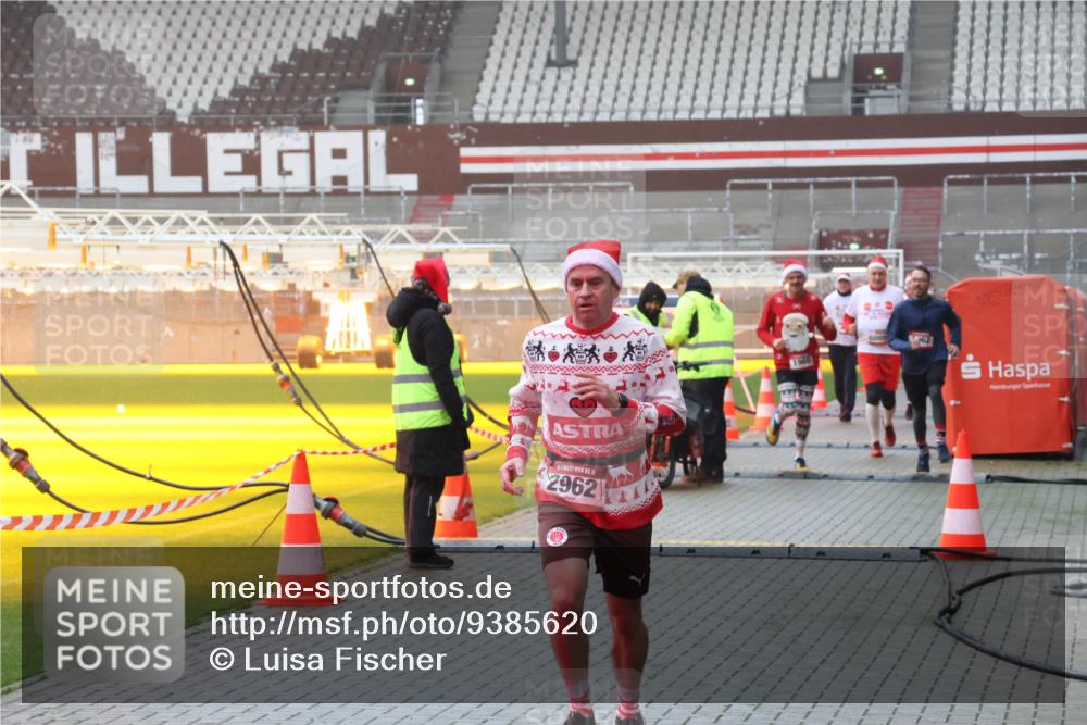 07.12.2025 - St. Pauli X-Mass-Run No. 15 Luisa Fischer http://msf.ph/oto/9385620 07.12.2025 11:36:01 Ziel 15, 2962, 1960, 62, 1, 240, 527, 535, 1960, 1962, 2150, 2660, 2902, 2962, 3148, 3149, 3967, 4408, 4816, 4823, 4843 meine-sportfotos.de