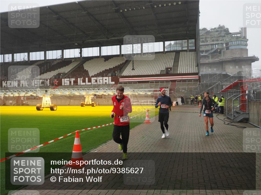 07.12.2025 - St. Pauli X-Mass-Run No. 15 Fabian Wolf http://msf.ph/oto/9385627 07.12.2025 10:14:19 Ziel 174, 352, 3243, 4489, 4502, 4526, 4545 meine-sportfotos.de