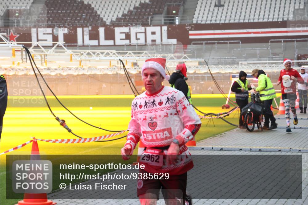 07.12.2025 - St. Pauli X-Mass-Run No. 15 Luisa Fischer http://msf.ph/oto/9385629 07.12.2025 11:36:02 Ziel 2962, 1960, 240, 527, 535, 1960, 1962, 2150, 2660, 2902, 2962, 3148, 3149, 3967, 4408, 4816, 4823, 4843 meine-sportfotos.de