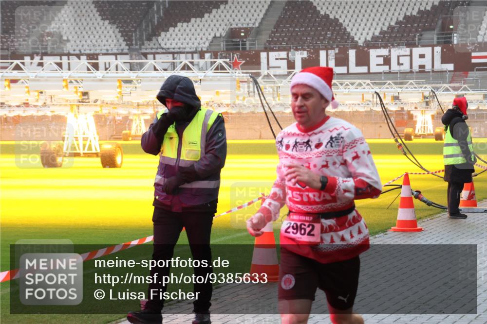 07.12.2025 - St. Pauli X-Mass-Run No. 15 Luisa Fischer http://msf.ph/oto/9385633 07.12.2025 11:36:03 Ziel 2962, 240, 527, 535, 1960, 1962, 2150, 2660, 2902, 2962, 3148, 3149, 3967, 4408, 4816, 4823, 4843 meine-sportfotos.de
