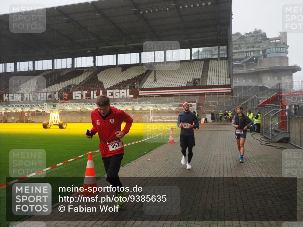 07.12.2025 - St. Pauli X-Mass-Run No. 15 Fabian Wolf http://msf.ph/oto/9385635 07.12.2025 10:14:19 Ziel 174, 352, 3243, 4489, 4502, 4526, 4545 meine-sportfotos.de