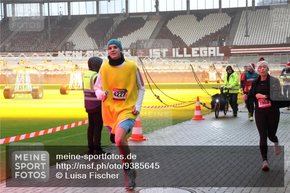 07.12.2025 - St. Pauli X-Mass-Run No. 15 Luisa Fischer http://msf.ph/oto/9385645 07.12.2025 10:18:07 Ziel 4227, 1963, 3522, 257, 268, 1161, 1162, 1963, 2663, 2688, 2725, 2952, 3804, 3874, 4114, 4127, 4227, 4339, 4764 meine-sportfotos.de