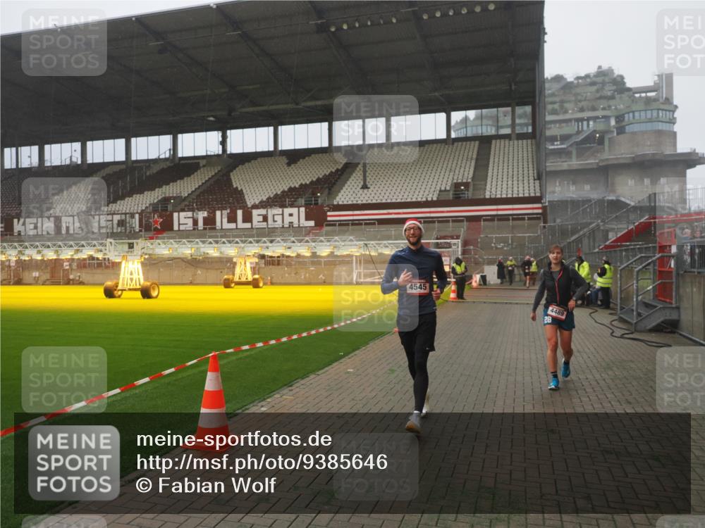 07.12.2025 - St. Pauli X-Mass-Run No. 15 Fabian Wolf http://msf.ph/oto/9385646 07.12.2025 10:14:20 Ziel 174, 352, 3243, 4489, 4502, 4526, 4545 meine-sportfotos.de