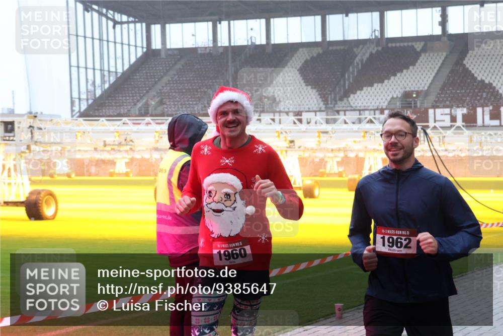 07.12.2025 - St. Pauli X-Mass-Run No. 15 Luisa Fischer http://msf.ph/oto/9385647 07.12.2025 11:36:10 Ziel 06, 15, 1960, 15, 1962, 240, 311, 527, 535, 728, 1960, 1962, 2660, 2902, 2962, 3109, 3967, 4408, 4816, 4823, 4843 meine-sportfotos.de