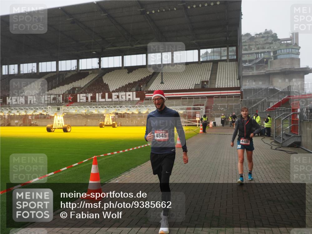 07.12.2025 - St. Pauli X-Mass-Run No. 15 Fabian Wolf http://msf.ph/oto/9385662 07.12.2025 10:14:21 Ziel 174, 352, 3243, 4489, 4502, 4526, 4545 meine-sportfotos.de