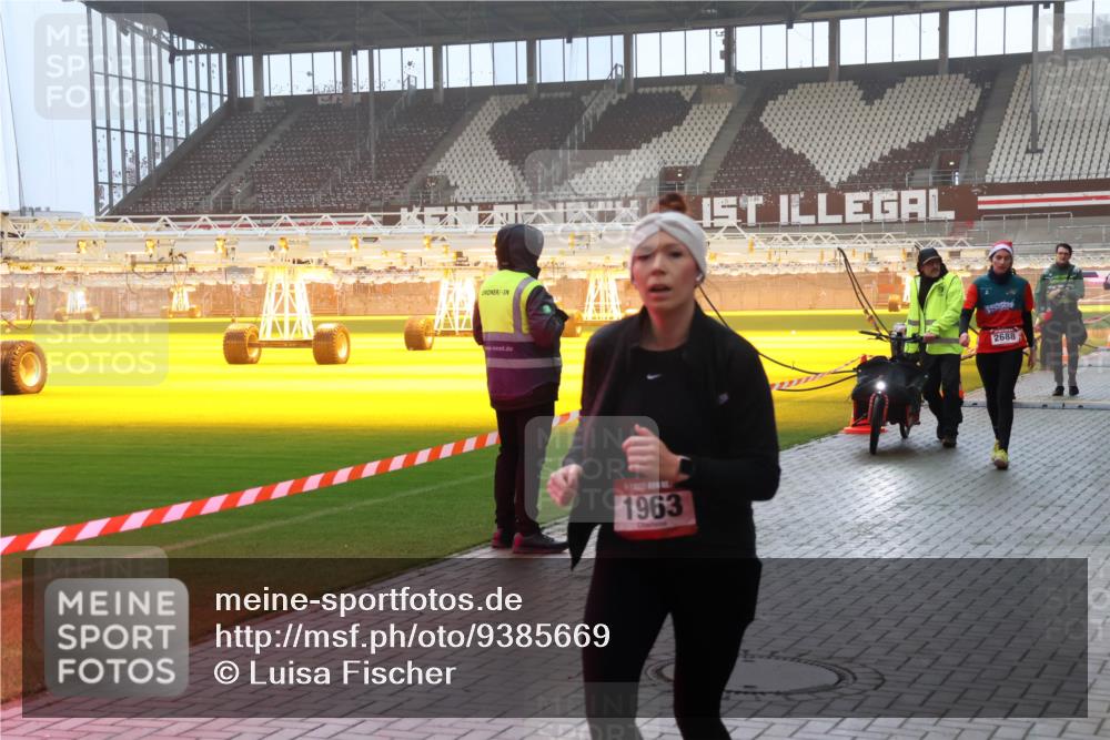 07.12.2025 - St. Pauli X-Mass-Run No. 15 Luisa Fischer http://msf.ph/oto/9385669 07.12.2025 10:18:09 Ziel 1963, 2688, 257, 268, 1161, 1162, 1963, 2663, 2688, 2725, 2952, 3804, 4114, 4127, 4227, 4339, 4764 meine-sportfotos.de