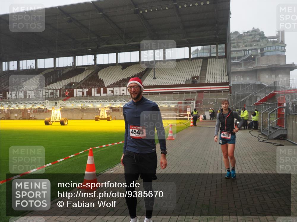 07.12.2025 - St. Pauli X-Mass-Run No. 15 Fabian Wolf http://msf.ph/oto/9385670 07.12.2025 10:14:21 Ziel 174, 352, 3243, 4489, 4502, 4526, 4545 meine-sportfotos.de
