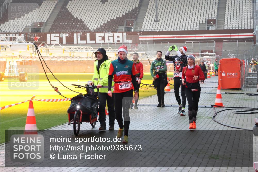 07.12.2025 - St. Pauli X-Mass-Run No. 15 Luisa Fischer http://msf.ph/oto/9385673 07.12.2025 10:18:11 Ziel 2688, 64, 3522, 257, 268, 1161, 1162, 1963, 2663, 2688, 2725, 2952, 3804, 4114, 4127, 4227, 4339, 4764 meine-sportfotos.de