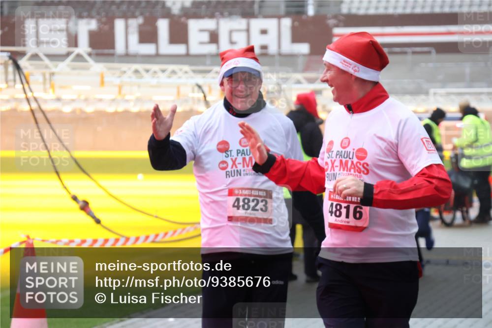 07.12.2025 - St. Pauli X-Mass-Run No. 15 Luisa Fischer http://msf.ph/oto/9385676 07.12.2025 11:36:19 Ziel 4823, 4816, 311, 527, 535, 728, 1960, 1962, 2183, 2310, 2316, 2660, 2902, 2907, 2962, 3109, 3610, 3612, 3614, 3653, 3967, 4408, 4816, 4823, 4843 meine-sportfotos.de